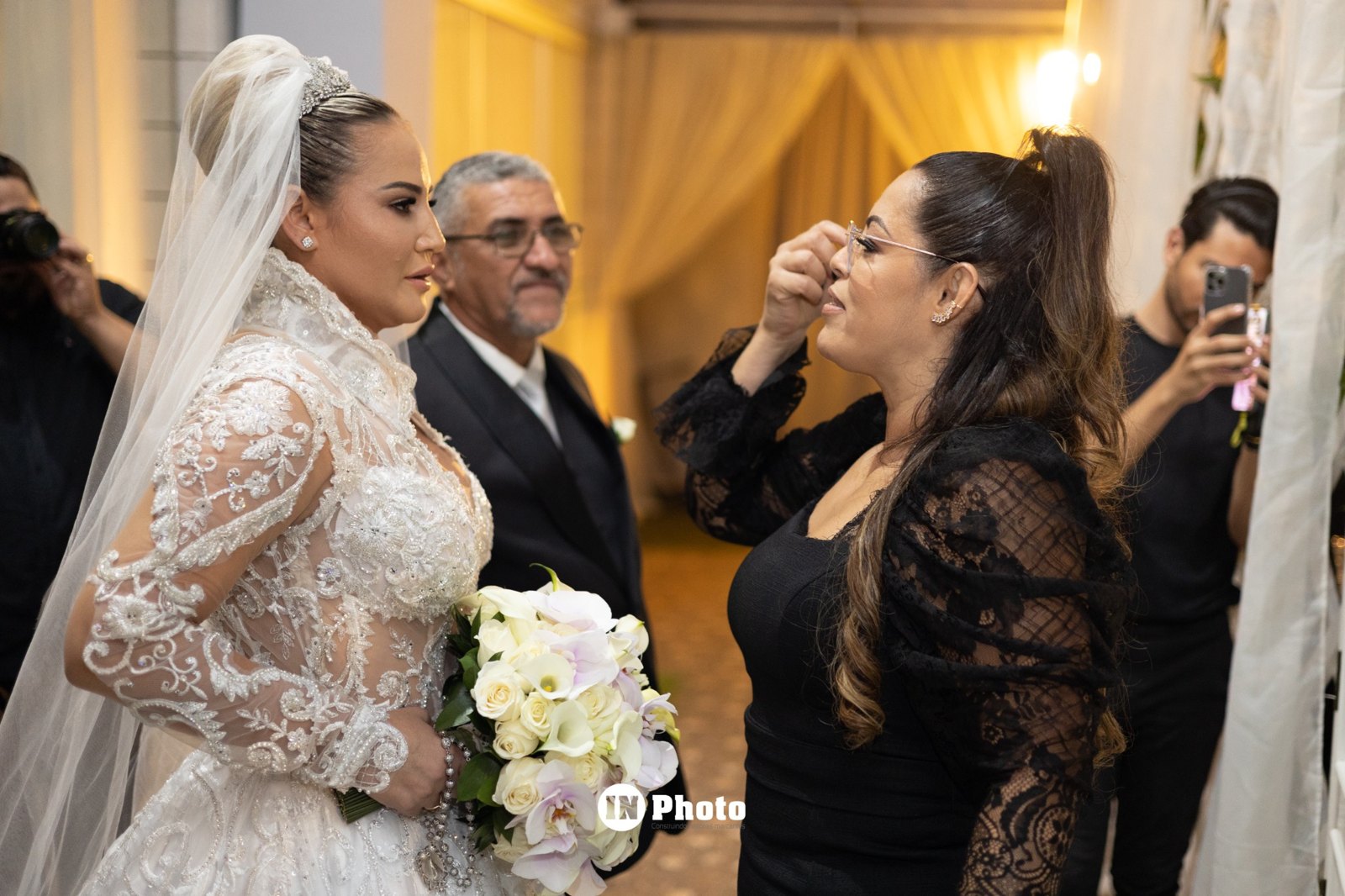 Fernanda Campos acompanhando uma celebração
